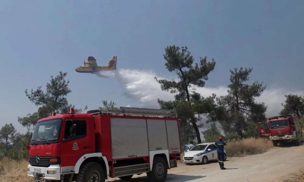 Πυρκαγιά στη Μαλεσίνα: Σώθηκε το μοναστήρι-Σχέδιο εκκένωσης της περιοχής